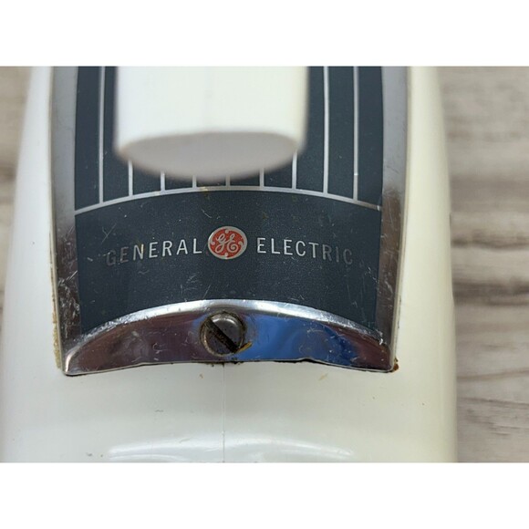 Vintage 1960s General Electric Portable 3 Speed Hand Electric Mixer Model 20M47 - Picture 6 of 16
